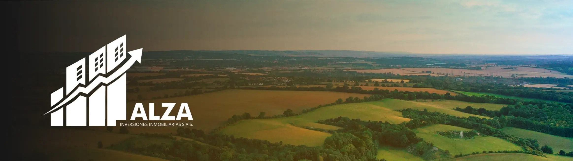 Hermoso paisaje verde con el logo de Alza a la izquierda.
